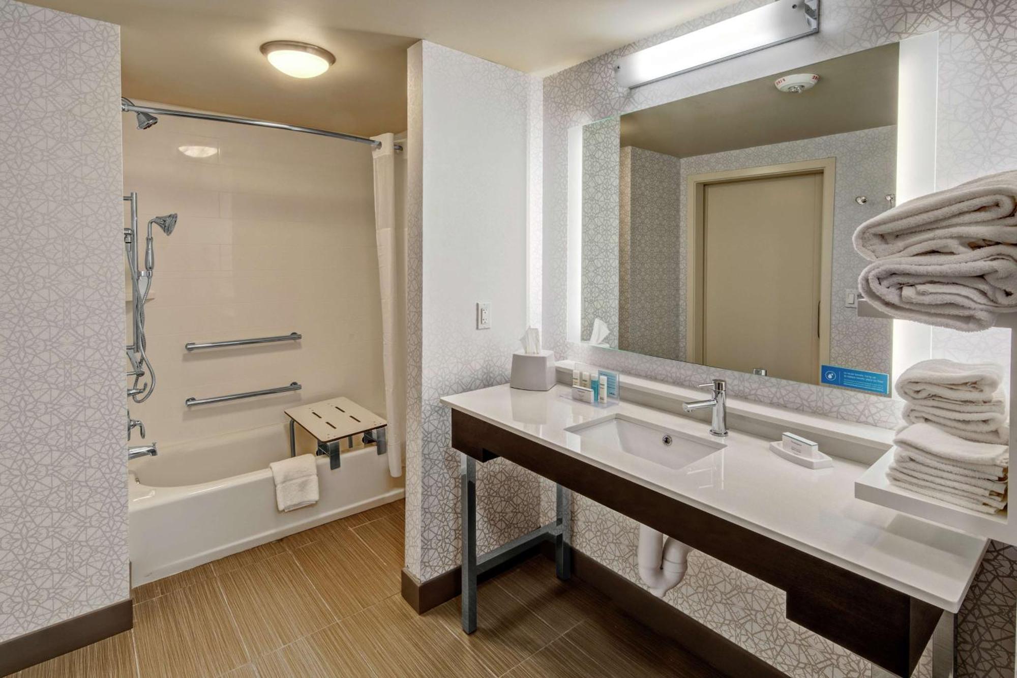 Hampton Inn Fresno Airport Exterior photo