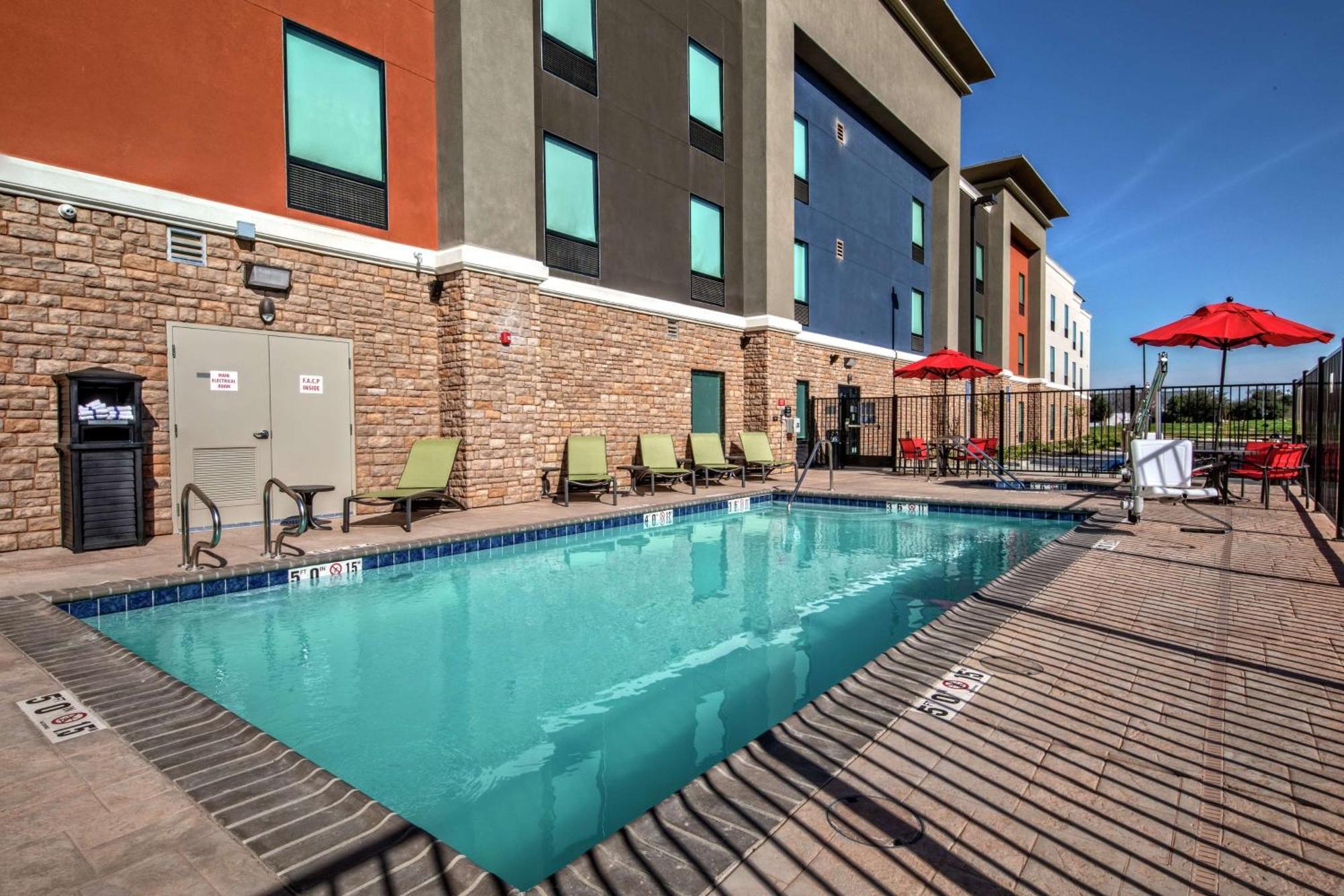 Hampton Inn Fresno Airport Exterior photo