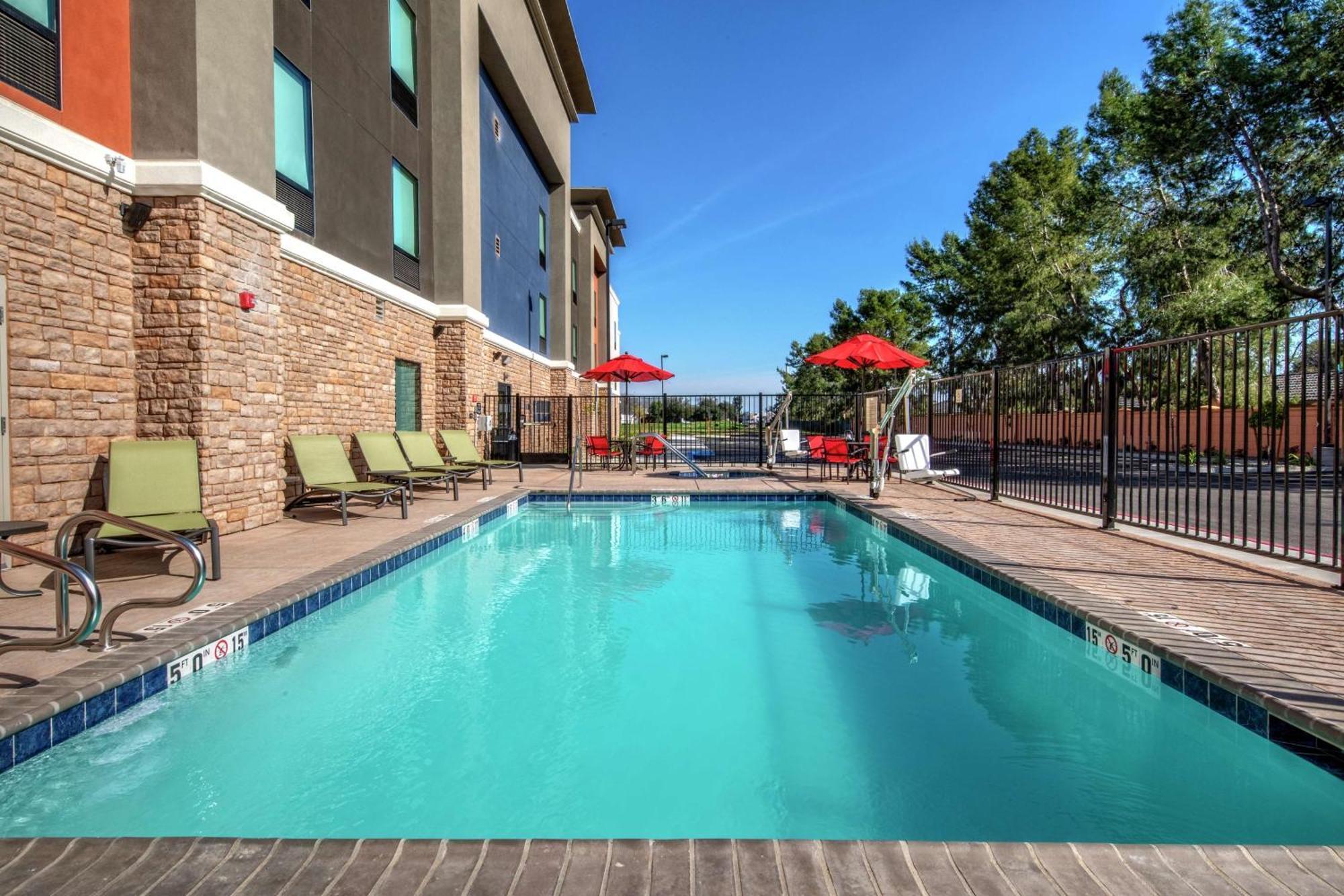 Hampton Inn Fresno Airport Exterior photo